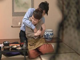 美人でエロ体型と評判の仲居さんがいる旅館に行って 人妻の仲居さんをチップで口説いてみたら･･･4時間　サンプル画像20